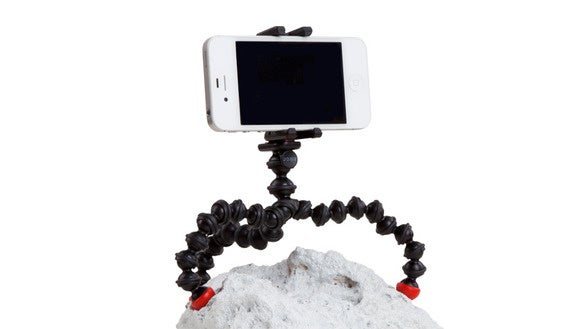 Вы можете достичь этого расстояния с помощью штатива для смартфона, такого как   Joby GripTight GorillaPod Магнитный XL   (40 долларов; iPhone 6 и 6 Plus)