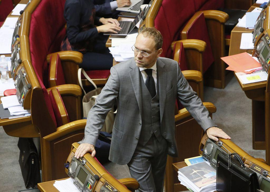 «Нафтогаз» обратился в Стокгольмский арбитраж и заставил россиян выполнять контракт, который был подписан в Москве 19 января 2009 года », - отметил депутат от« Батькивщины »Сергей Власенко