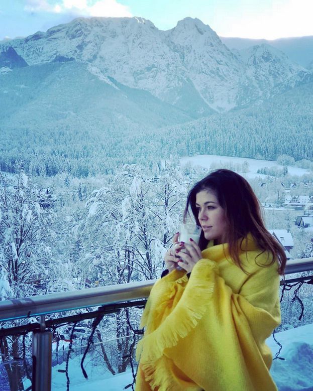 Вдумчивая актриса на этот раз позировала пить молоко на фоне гор, завернутых в большой теплый желтый свитер